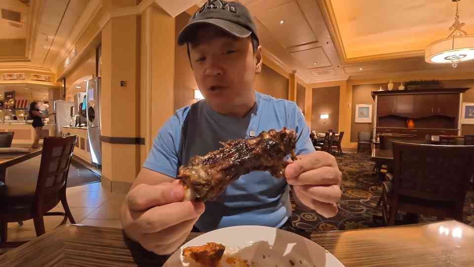 This is a five-star Las Vegas hotel... so why was its breakfast buffet ...