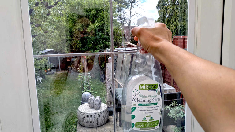 The best method for cleaning windows with vinegar for a streak-free finish