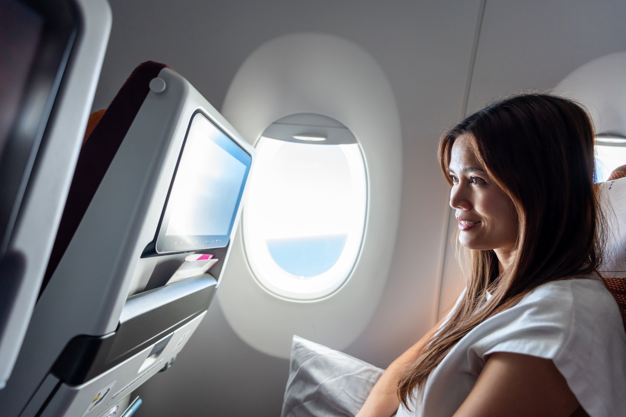Woman watches movie on flight, stunned by request from passenger behind