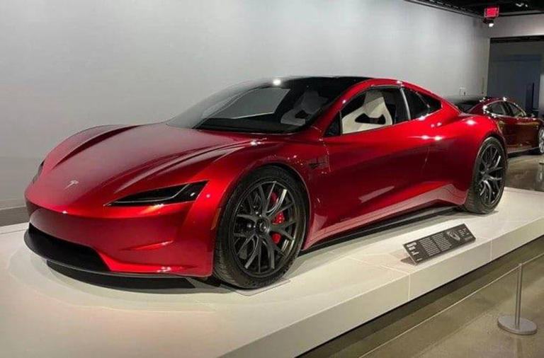 Tesla set to unveil long-delayed Roadster tonight in central Texas