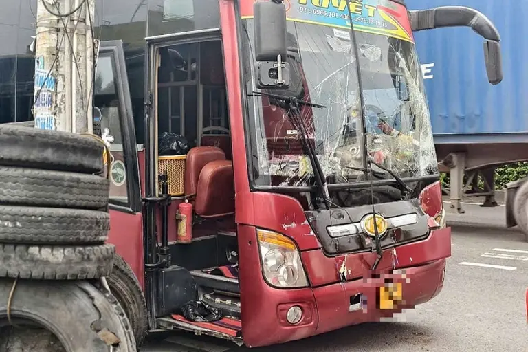Xe giường nằm chở 20 khách tông liên hoàn 4 ô tô trước chợ Thủ Đức