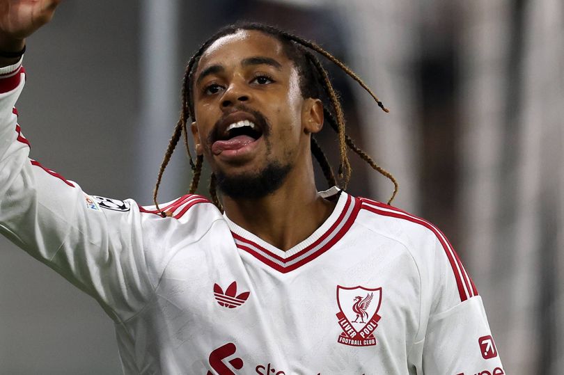 La prensa británica se deshace en elogios hacia el «imparable» Bradley Barcola tras su debut en el Liverpool.