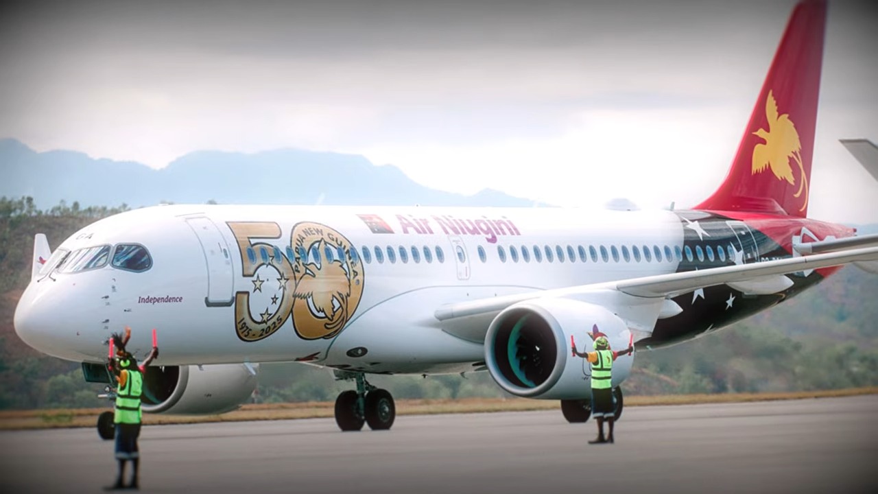 A Boeing 737 carrying 47 people crashed into the ocean - then the cabin ...