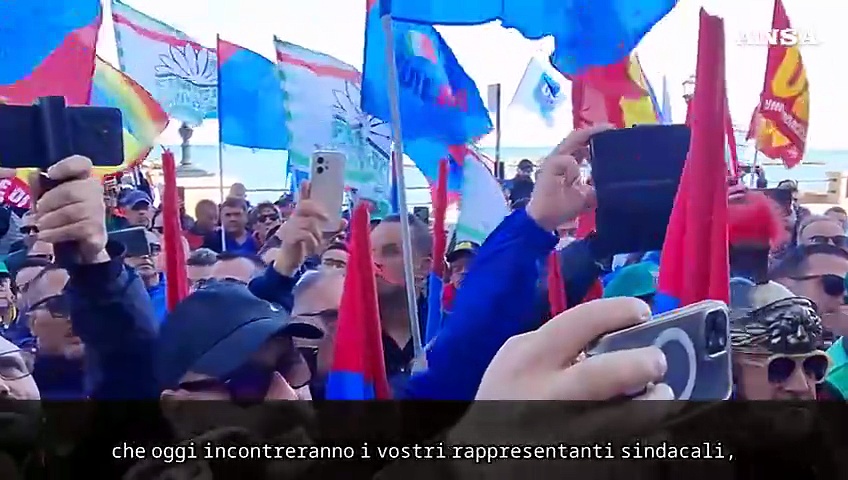 Ex Ilva, Decaro incontra sindacati e lavoratori in protesta