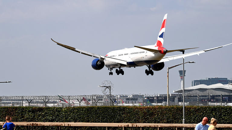 Midair scare as cracked window forces emergency diversion back to airport