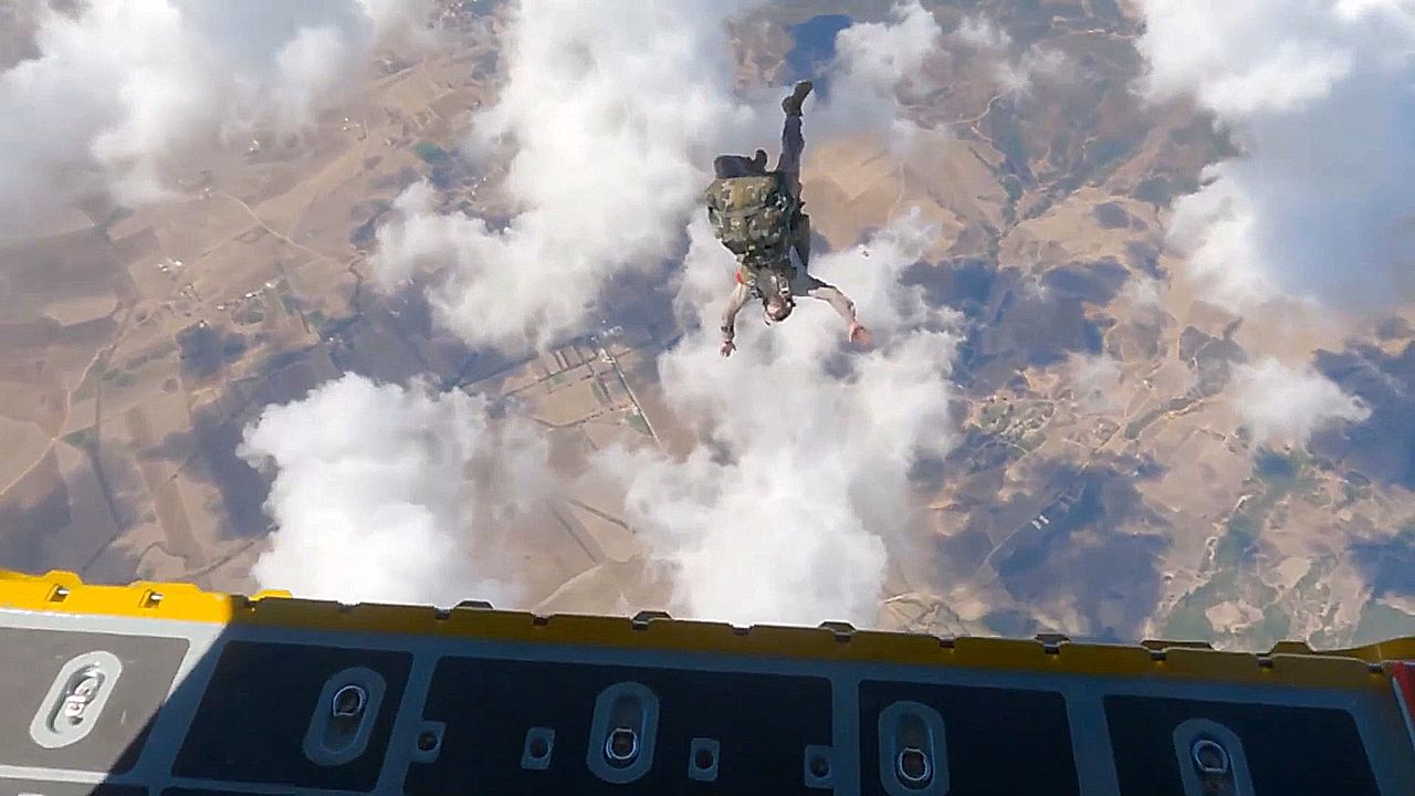 US Marines and Tunisian troops undertake parachuting exercise, captured ...
