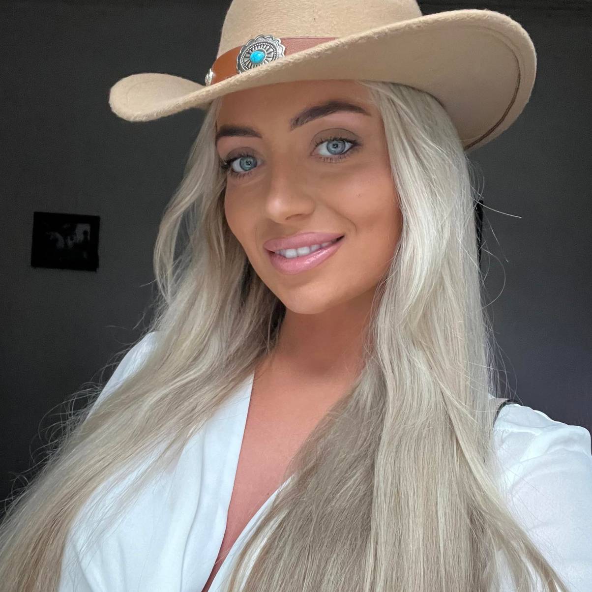 Woman who used sunbeds since being a teenager dies of skin cancer aged 30