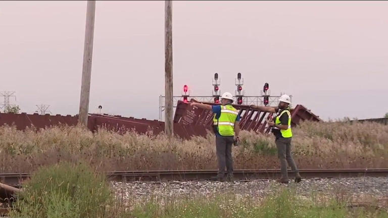 10 train cars derail on Chicago's Southwest Side, CSX says