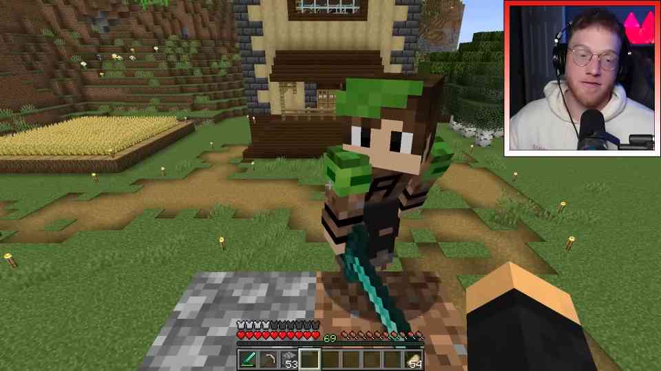 A player becomes a Siberian tiger and traps friends in Minecraft