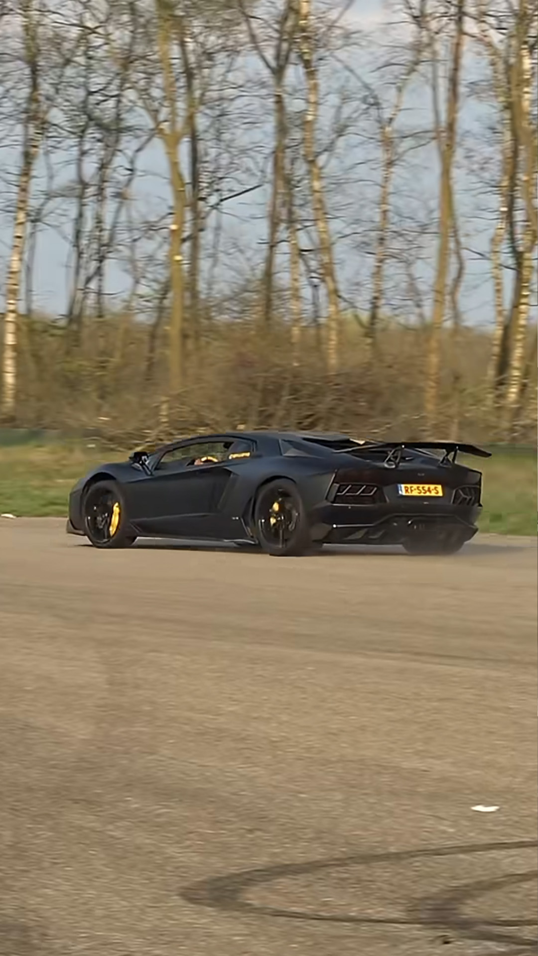 Insane acceleration and V12 exhaust note of Lamborghini Aventador