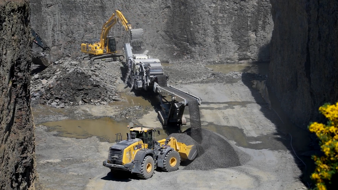 Powerful stone crushing plant! Massive excavator and wheel loader in action