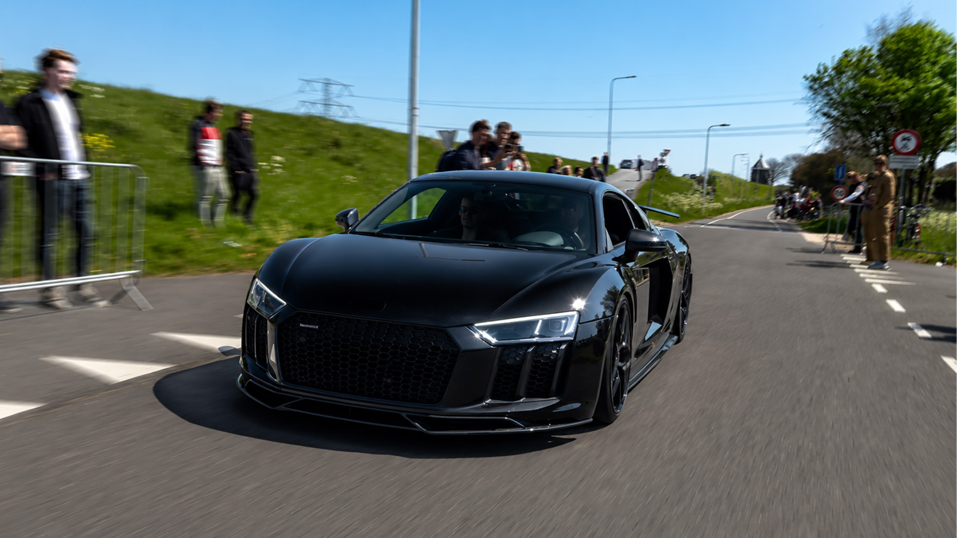 O Audi R8 V10 Plus chama atenção antes mesmo de acelerar