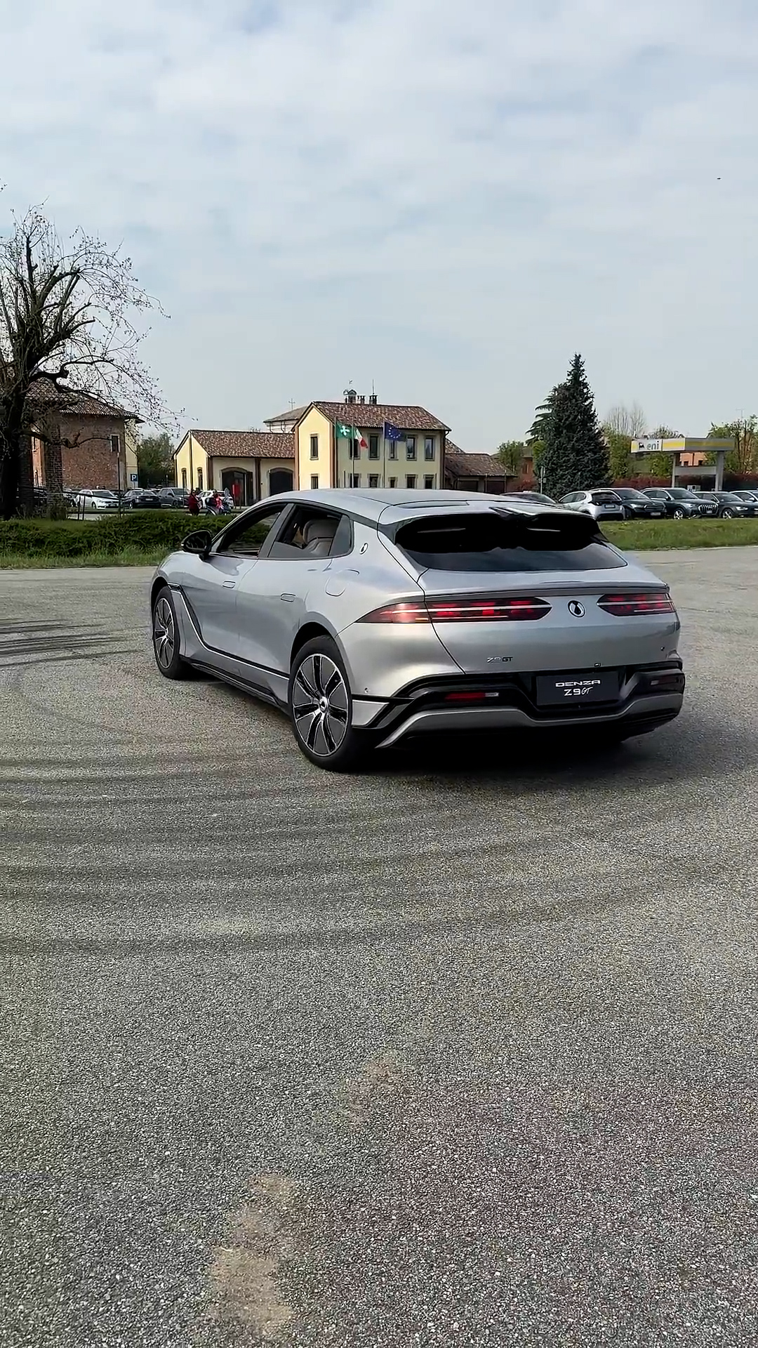 Electric car can change direction with a rotating movement