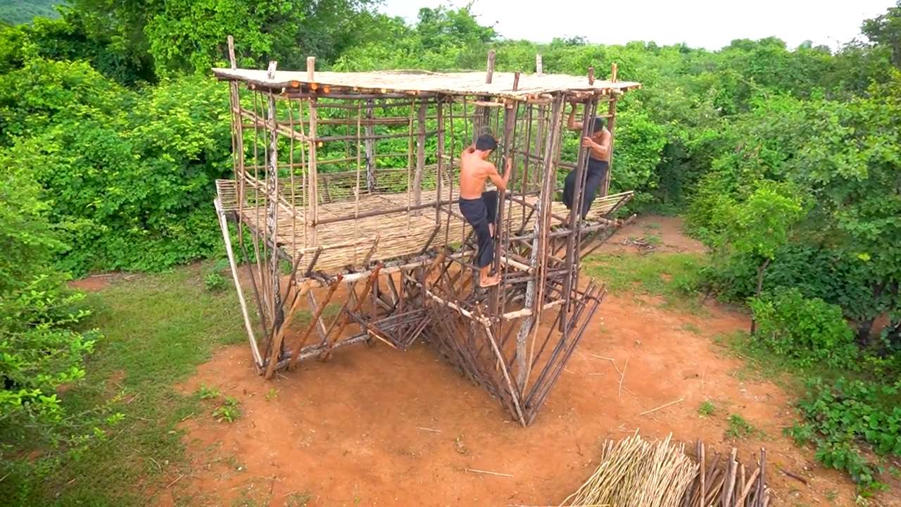 Builders make a bamboo villa by hand with mud and no proper tools
