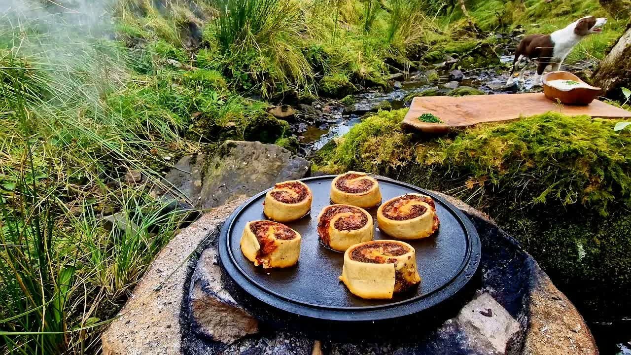 He baked snails in the wilderness and turned an unusual ingredient into ...