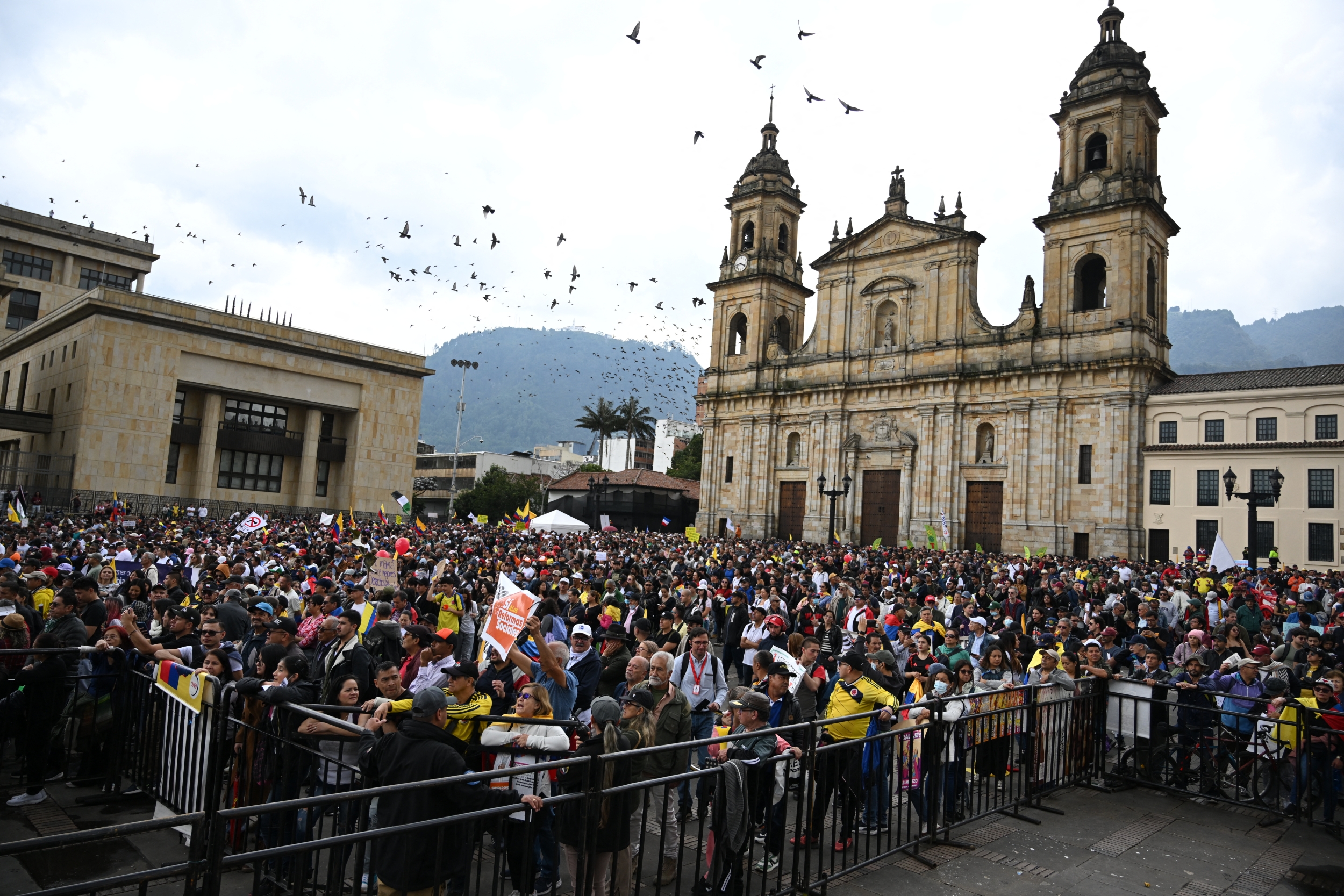 Colombia's first major protest under De la Espriella: FECODE, a new ...