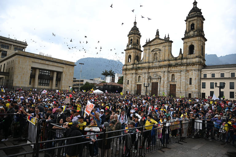 Colombia's first major protest under De la Espriella: FECODE, a new ...