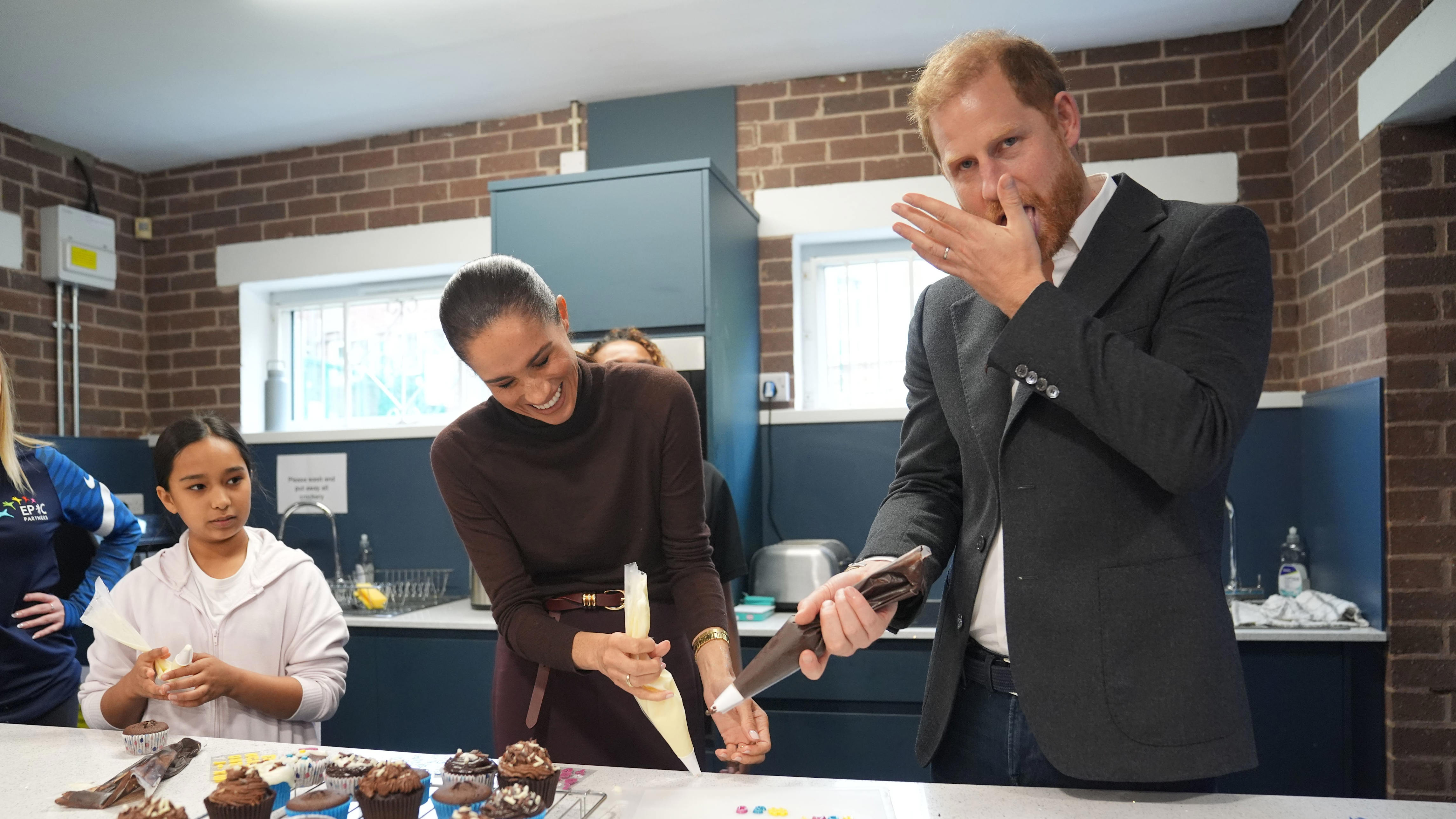 Royal icing proves beyond Harry’s talents as he and Meghan take on ...