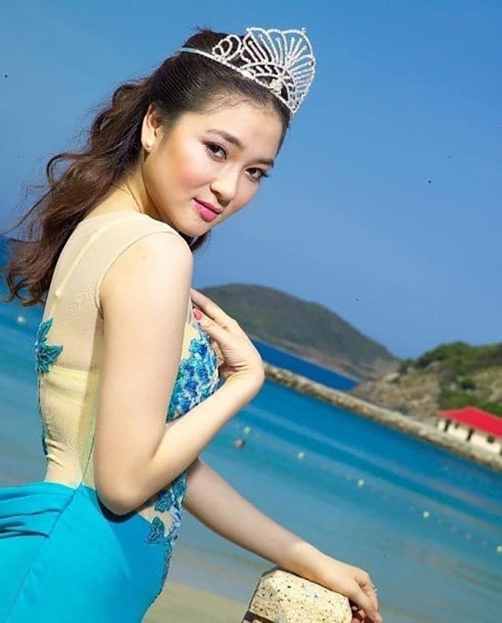 Hoa hậu Nguyễn Thị Huyền khi mới đăng quang năm 2004. Ảnh: Ban tổ chức cung cấp