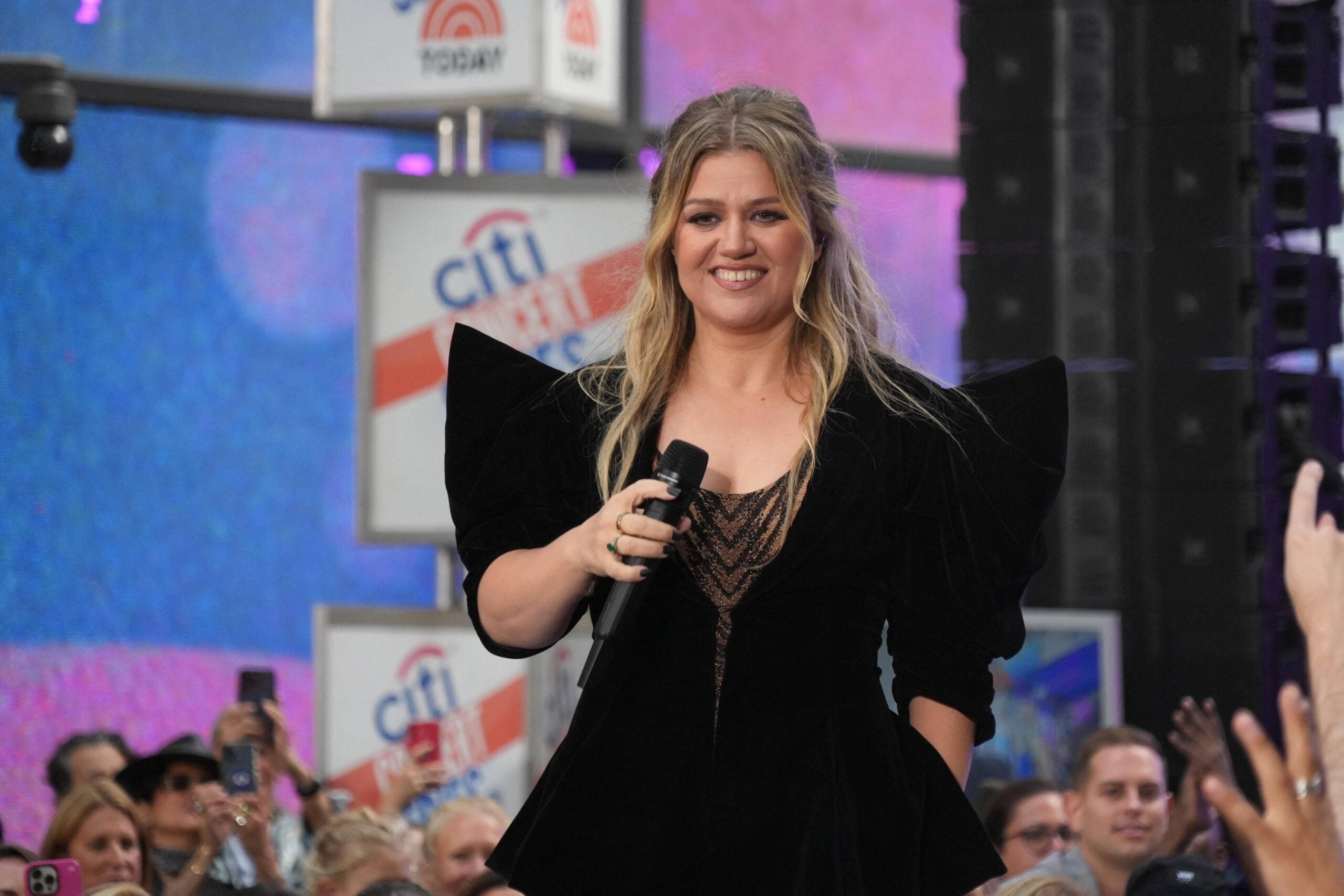 Kelly Clarkson now under fire as new Brooklyn store video turns tables ...