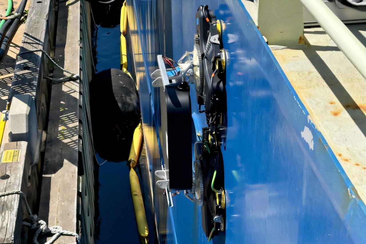 Cleaning a giant ship: Roomba-like robots walk on magnetic feet to ...