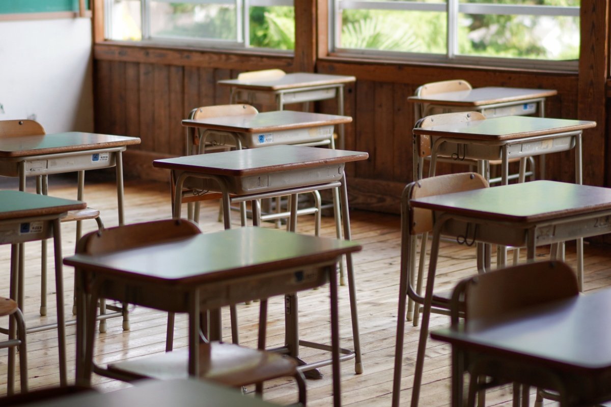 公立小・中学校の教員は給料月額が36万4069円に上がった。ボーナスを足した年収の目安は高校で「722万2979円」