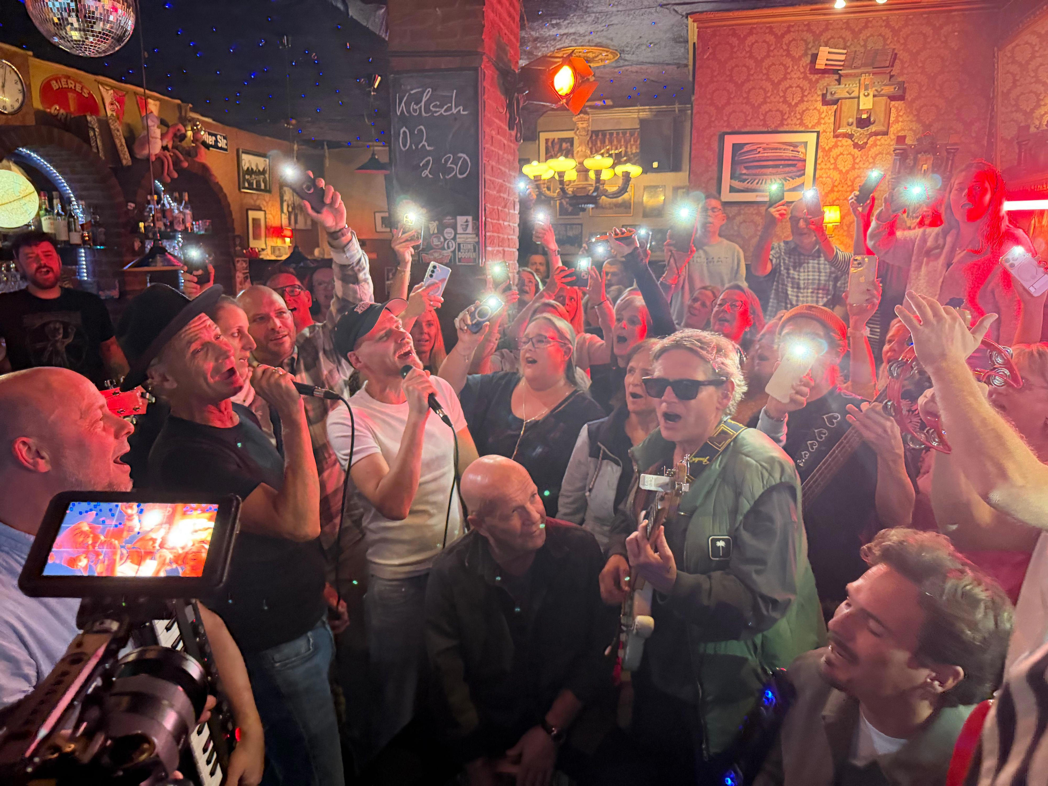 Kneipentour mit Brings und Cat Ballou: Musikvideo-Dreh in Kölner Südstadt