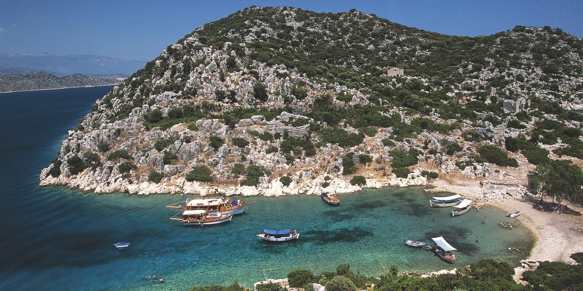 Divers found earth’s oldest shipwreck—then they looked inside the jars