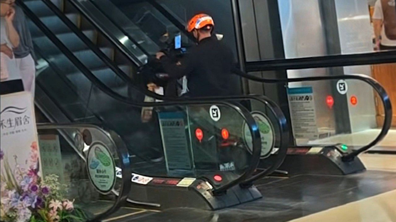 Bad day at work: Delivery rider vs escalator