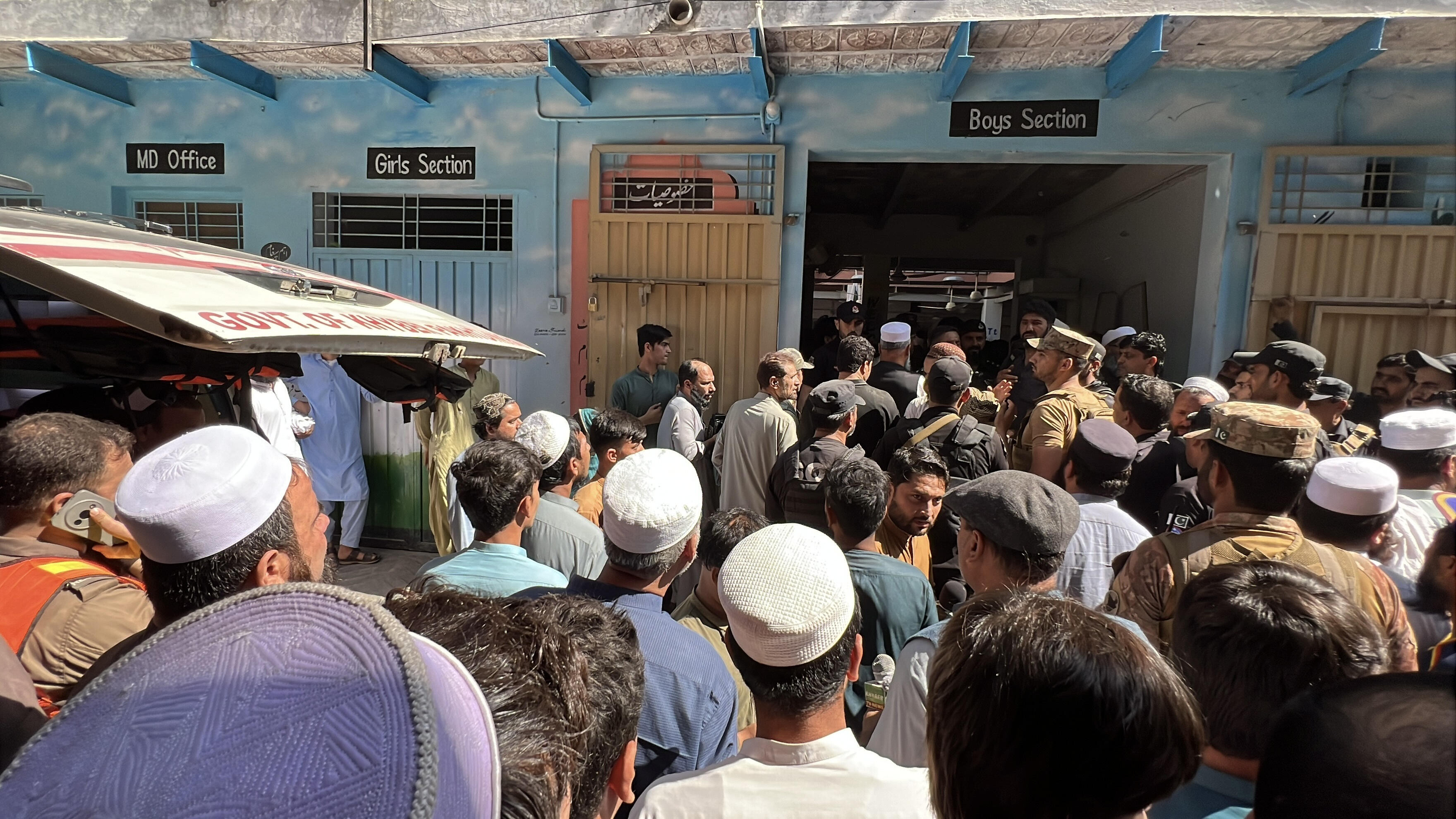 Dak van school in Pakistan stort in: minstens 32 leerlingen komen om ...