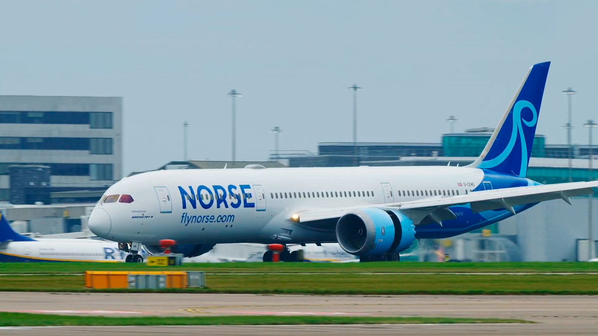 Empty Boeing 787-9 takes off