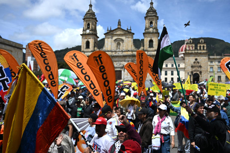 Colombia's first major protest under De la Espriella: FECODE, a new ...
