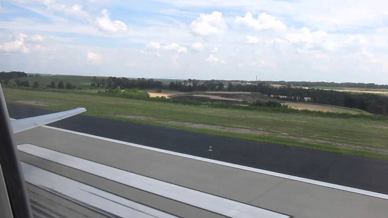 Delta MD-90 lands in Atlanta