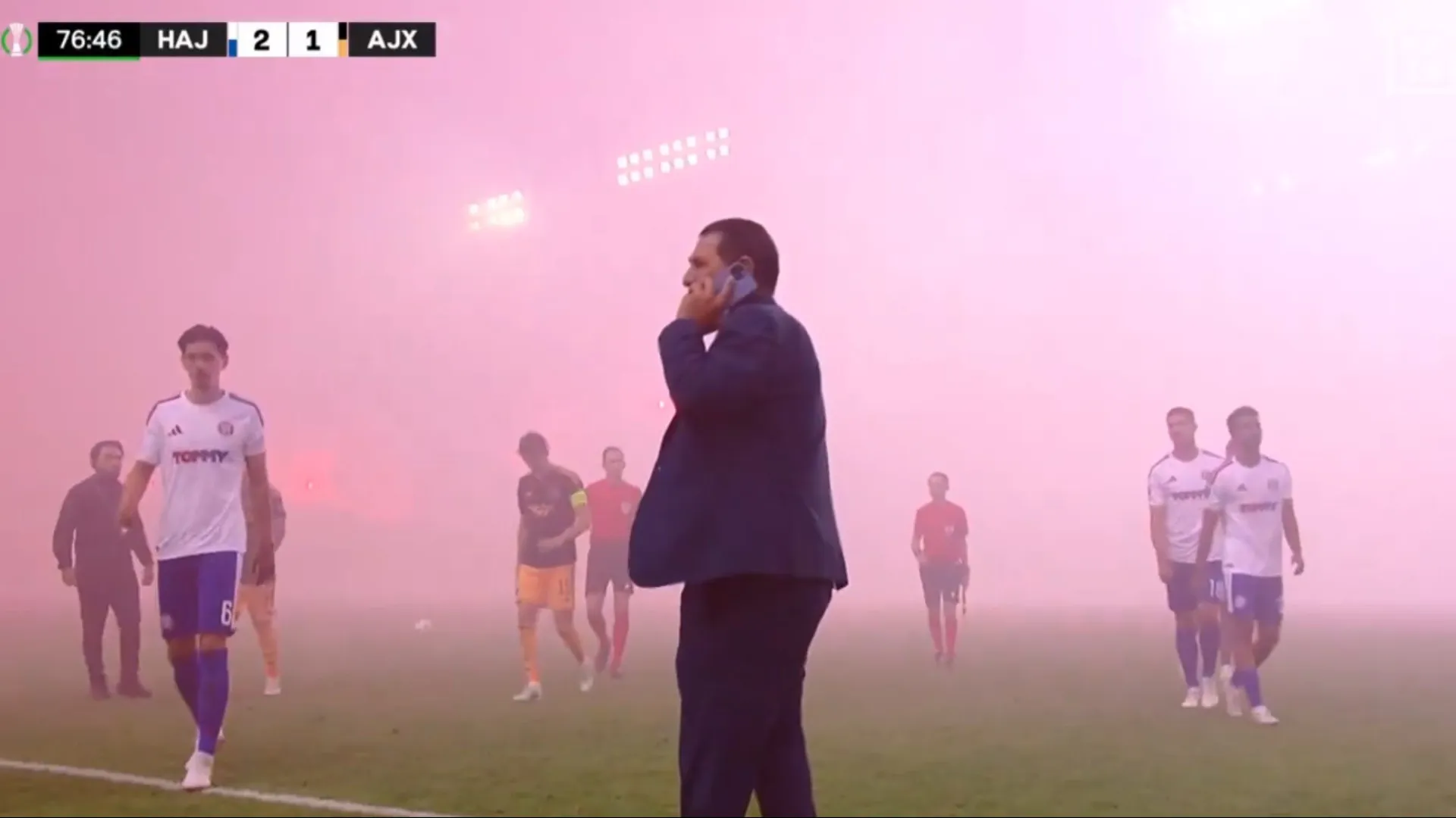 Nem a bola se via. Hajduk Split-Ajax ficou interrompido por isto