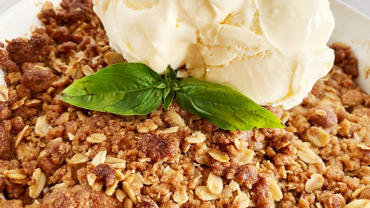 Easy homemade apple crumble dessert