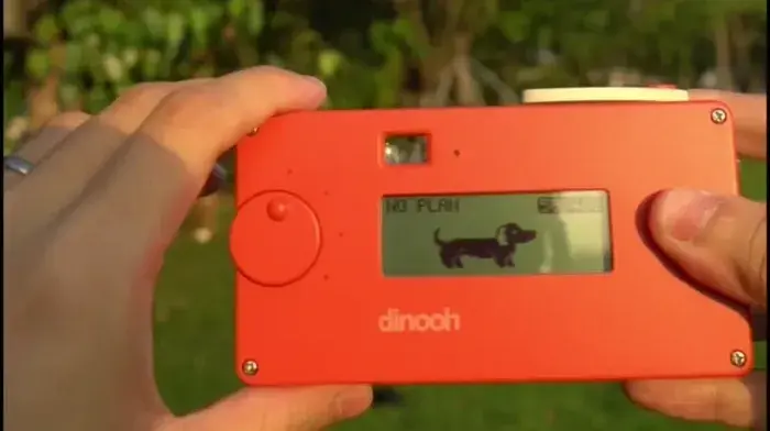 This digital compact camera feels like a cross between a 1990s point ...