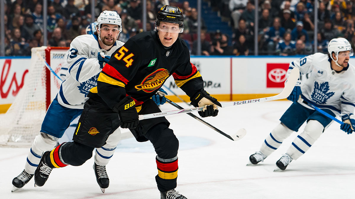 Maple Leafs bolster center room with intriguing Canucks trade