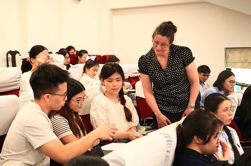 Học sinh Việt Nam giỏi ngữ pháp, yếu giao tiếp tiếng Anh: Vì sao?