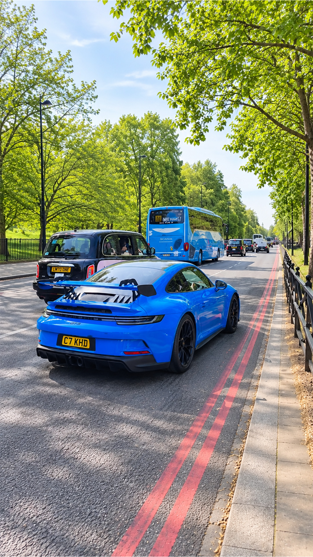 Porsche 911 wide stance meets London’s busy streets