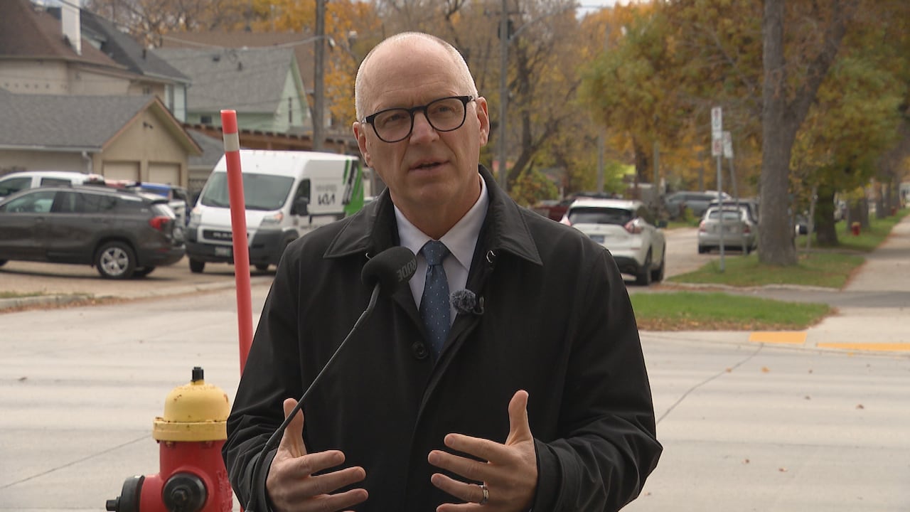 Winnipeg mayoral candidates trade barbs on campaign trail