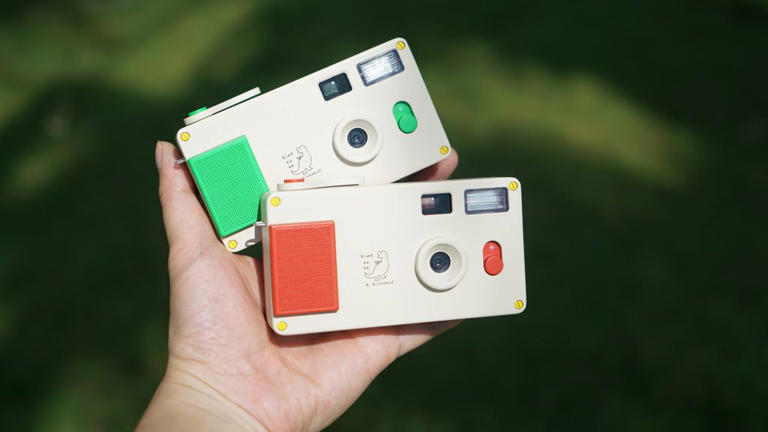 This digital compact camera feels like a cross between a 1990s point ...