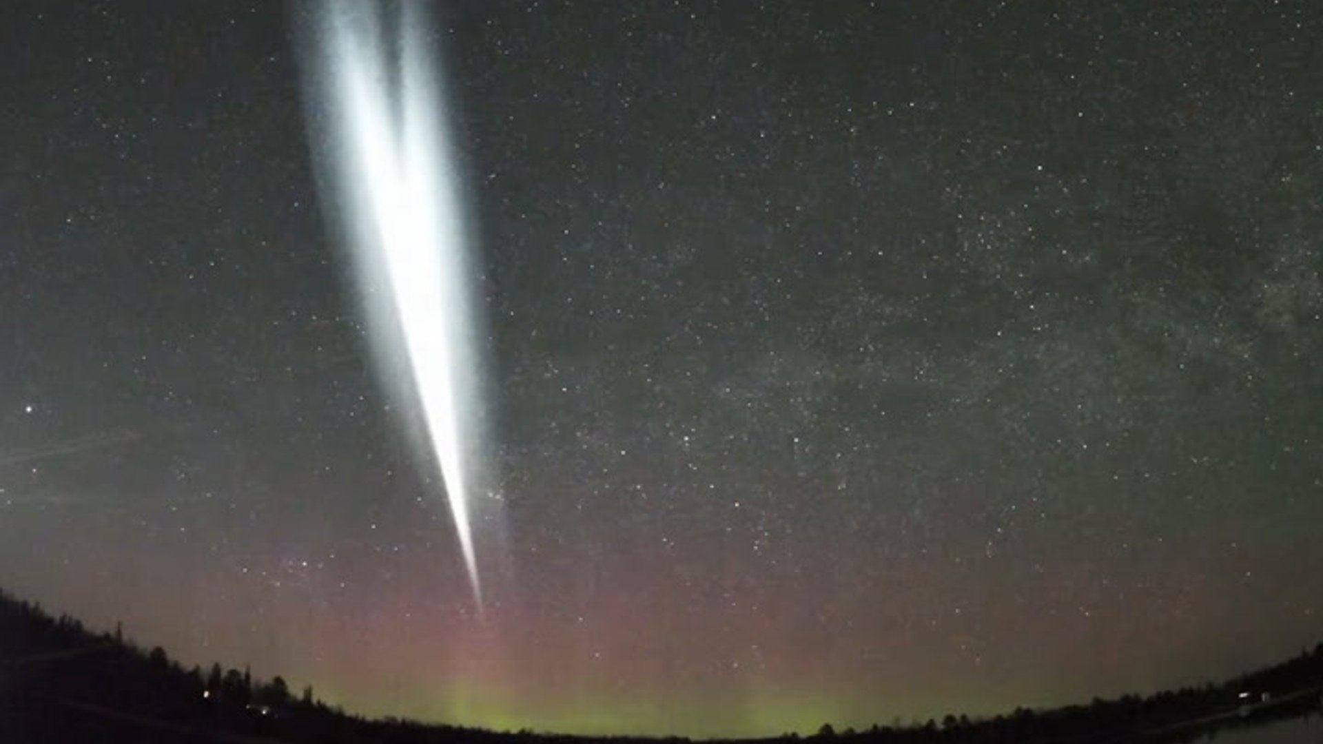 Chinese rocket dumps fuel over the US in amazing time-lapse