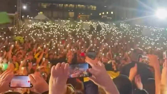 Multidão ergue celulares iluminados durante comício de Flávio Bolsonaro em Porto Alegre (Foto: Instagram)