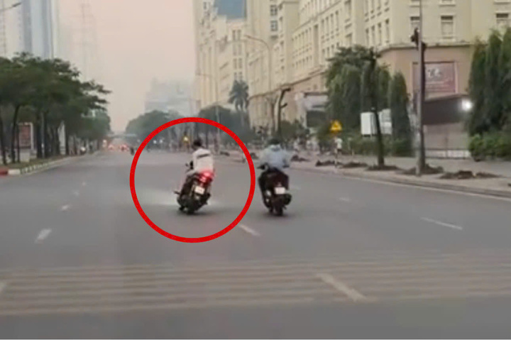 Cô gái đi SH không đội mũ bảo hiểm, lạng lách, đánh võng trên phố Hà Nội