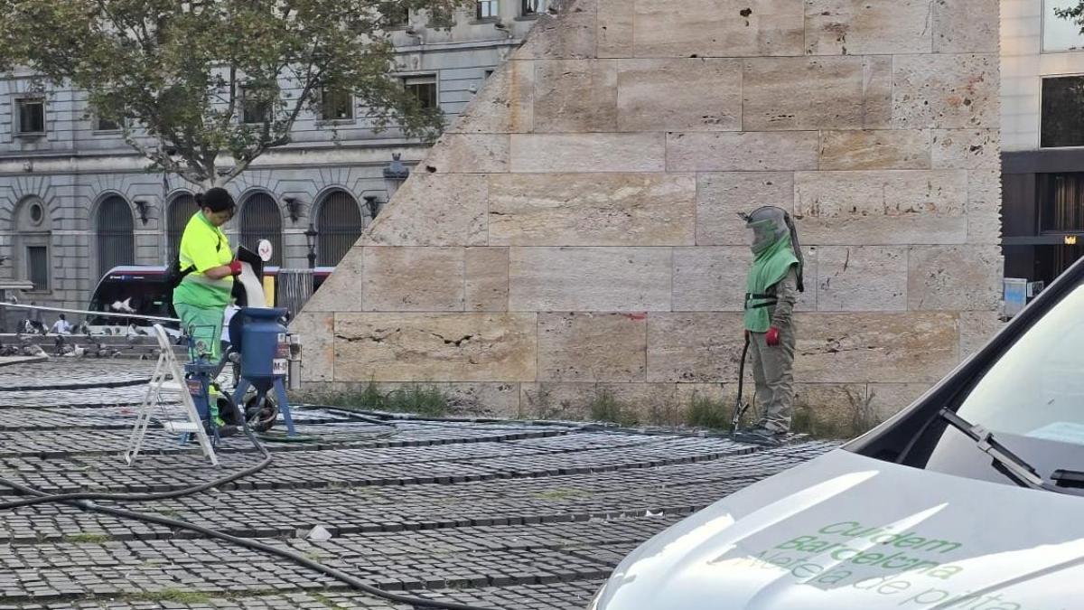 El Ayuntamiento limpia las pintadas del monumento a Francesc Macià
