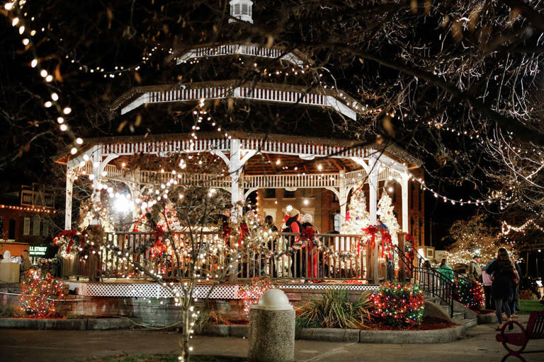 Carlinville crowned Hallmark's merriest Christmas town, will be setting ...