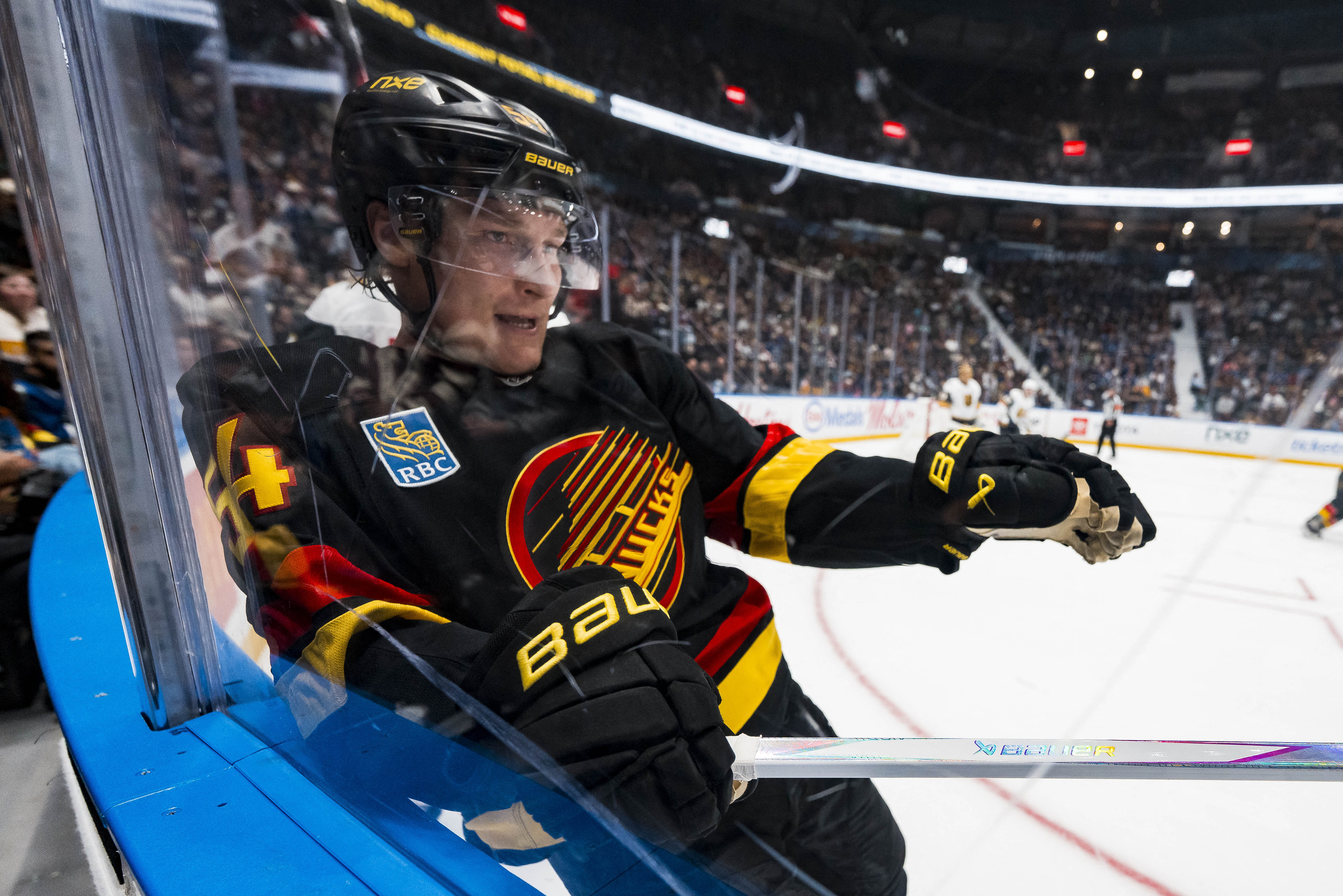 Maple Leafs acquire forward Aatu Räty in trade with Canucks