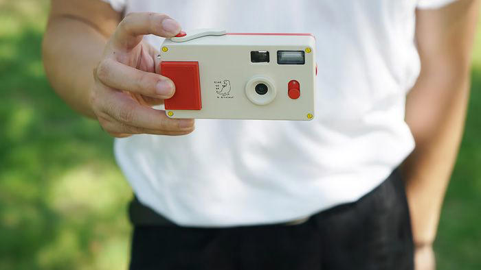 This digital compact camera feels like a cross between a 1990s point ...