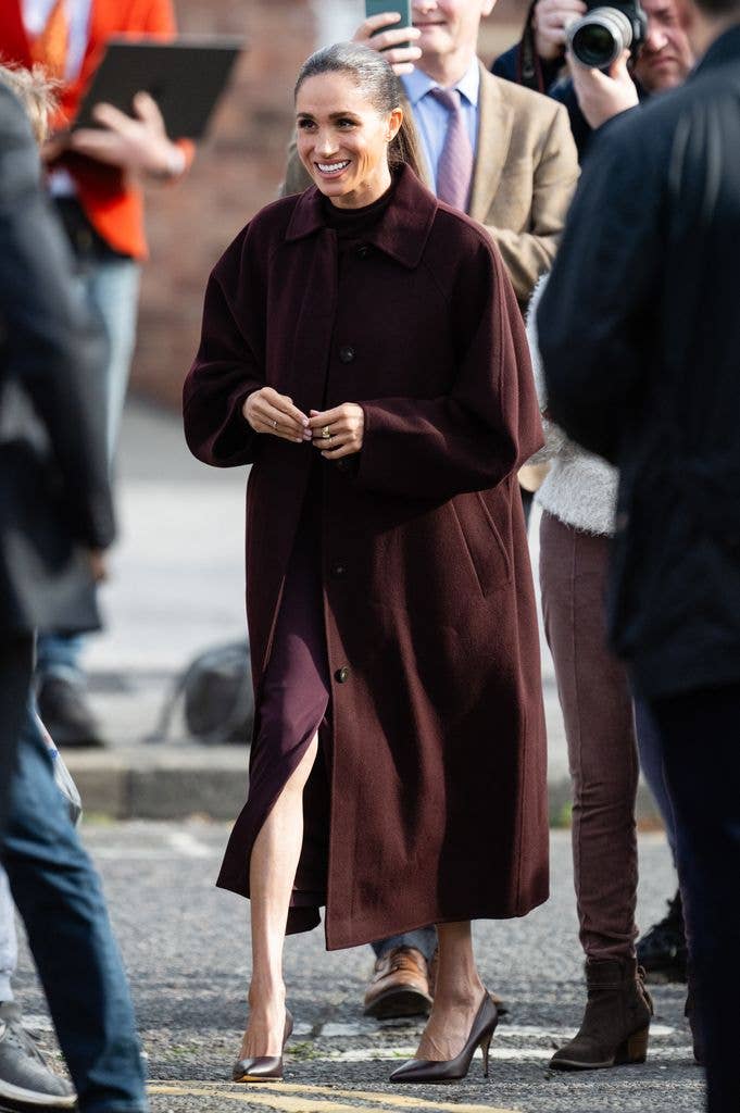 Meghan Markle steals the spotlight in split pencil skirt on outing with ...