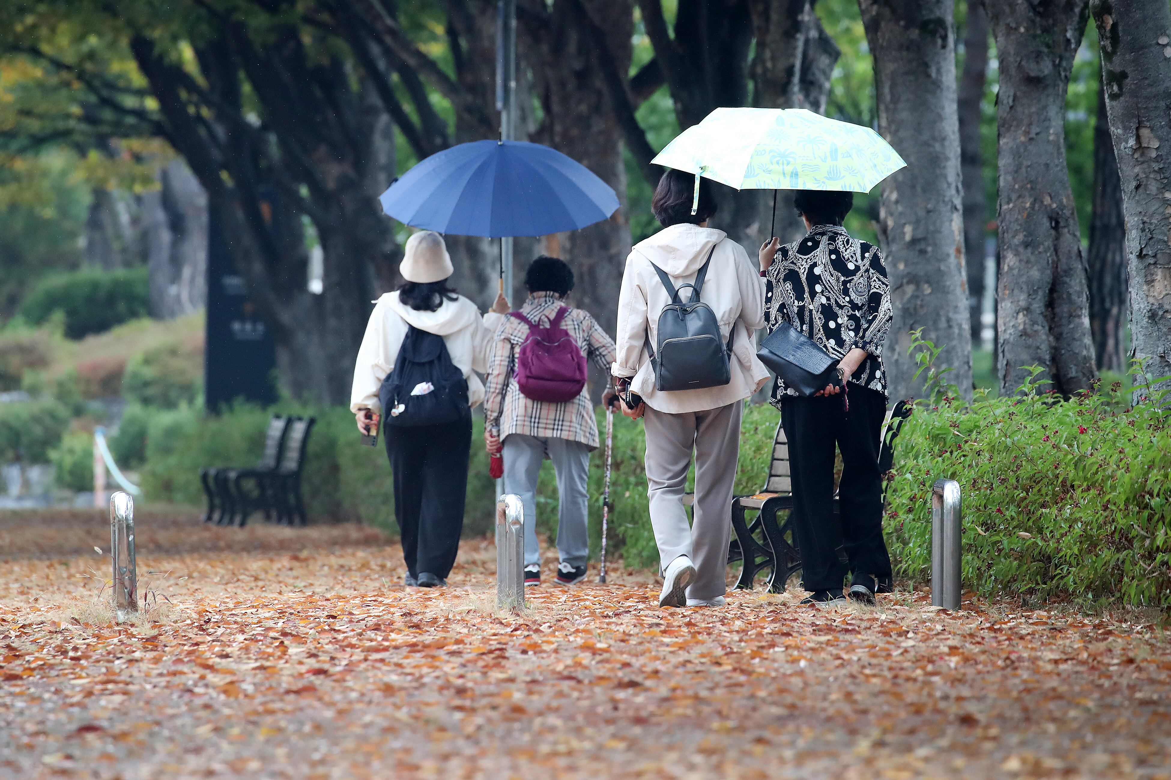 Hot Saturday gives way to heavy rain Sunday nationwide